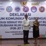 Penyerahan-kertas-posisi-dari-FOR-JET-SP-SB-kepada-Menaker-Yassierli-1-680x420