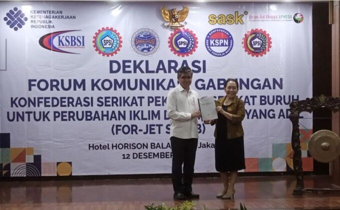 Penyerahan-kertas-posisi-dari-FOR-JET-SP-SB-kepada-Menaker-Yassierli-1-680x420